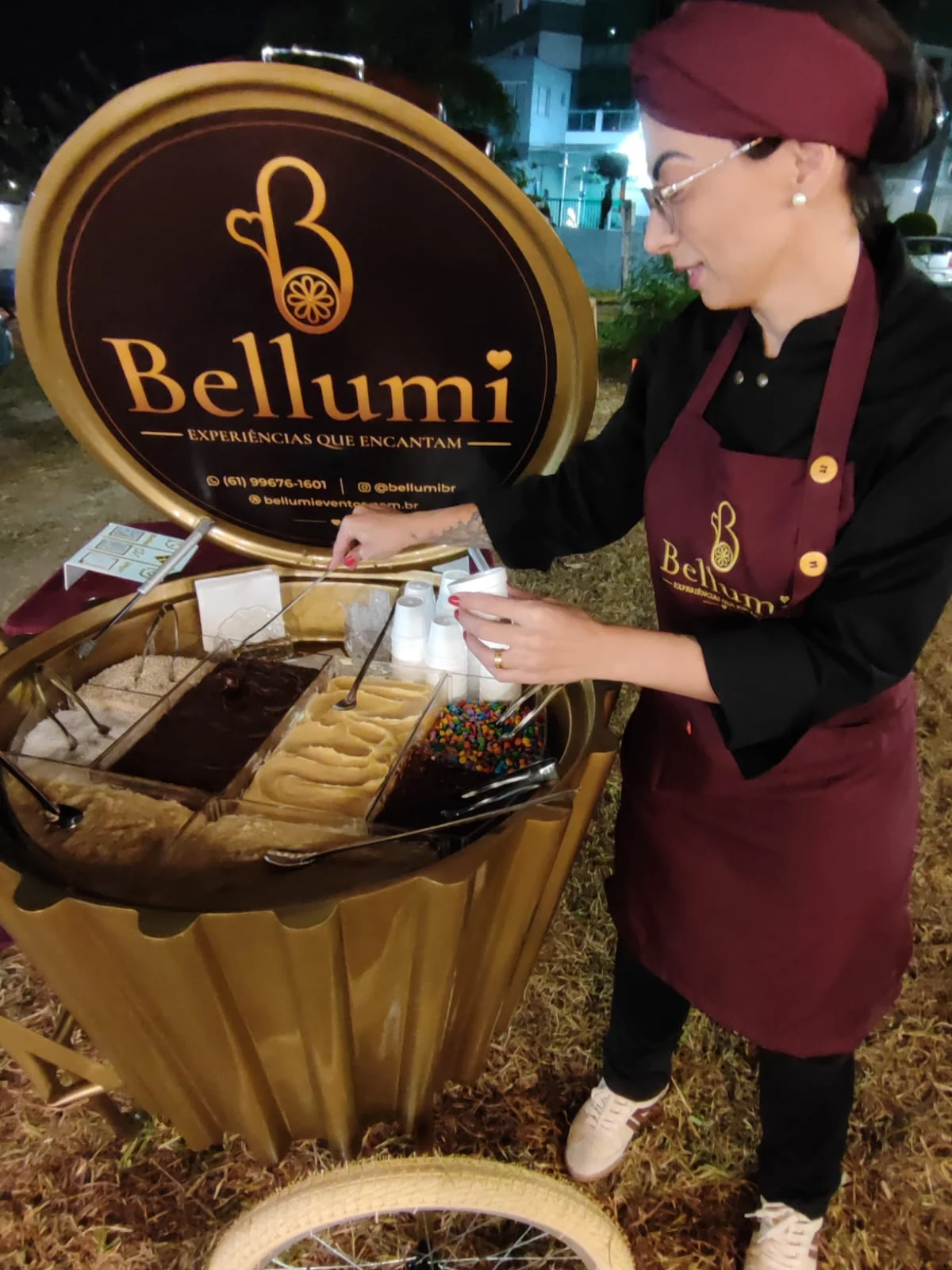 Chef Suzane Bellumi preparando brigadeiro no carrinho