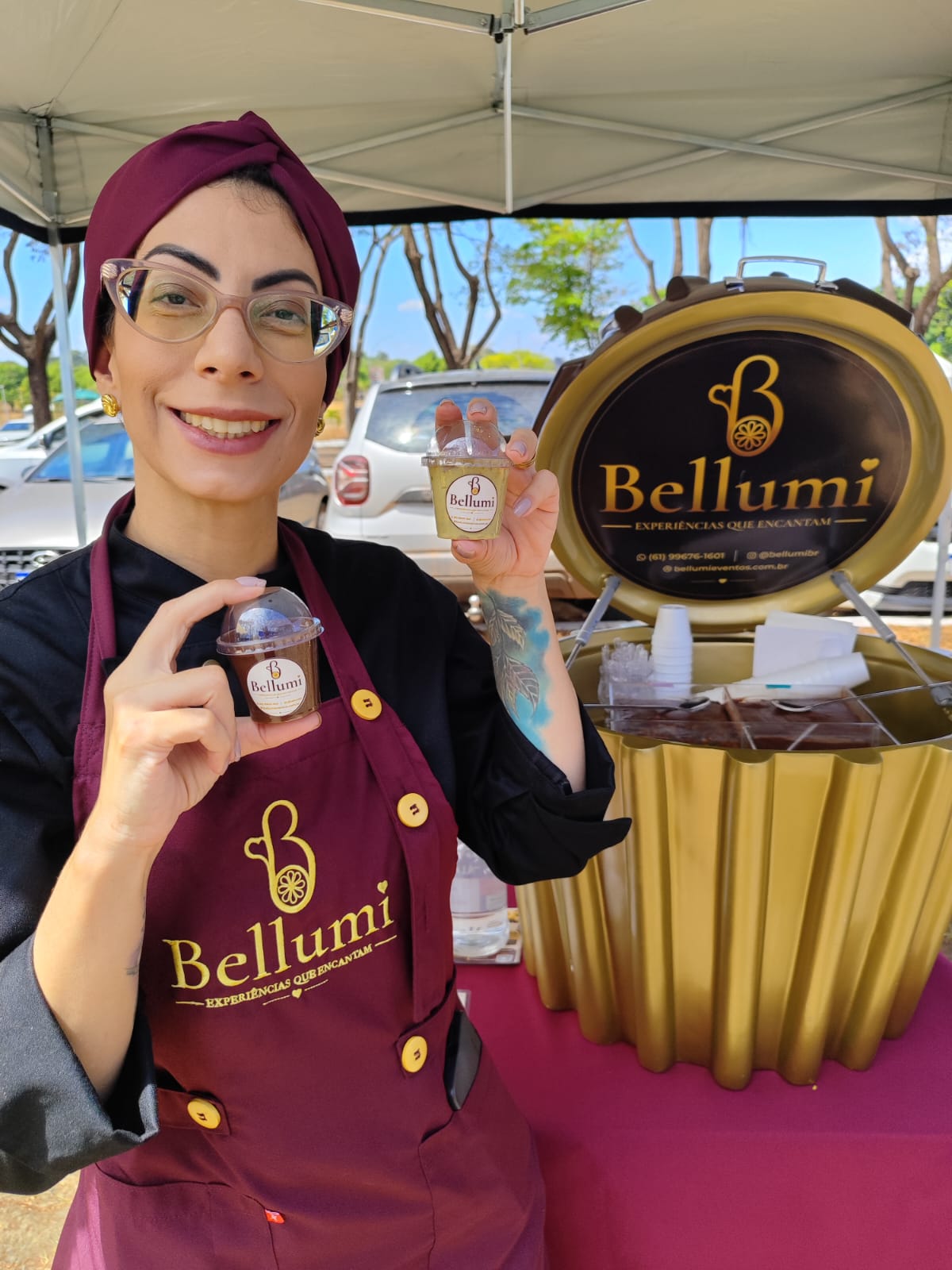 Expositor Bellumi Petit fechado, com tampa de brigadeiro e base dourada